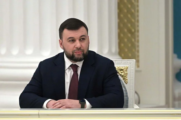 Líder a região separatista da Ucrânia, Donetsk, Denis Pushilin. Ele é branco, tem cabelo e barba preta e olhos claros, usando terno em reunião no Kremlin - Metrópoles