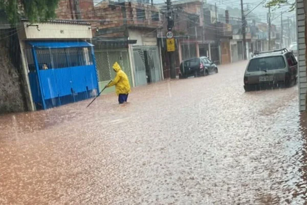Imagem colorida mostra alagamento em São Bernardo do Campo. Metrópoles