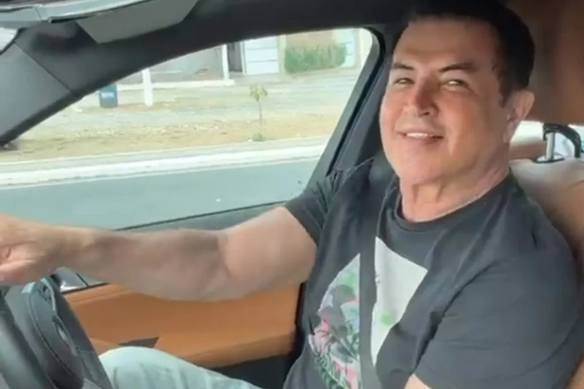 Beto Barbosa é clicado dentro do carro Beto Barbosa é clicado dentro do carro
