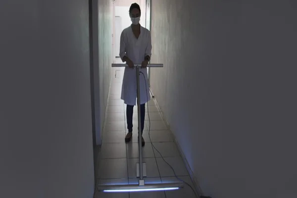 Coronavírus: rodo usa luz para descontaminar chão de hospital