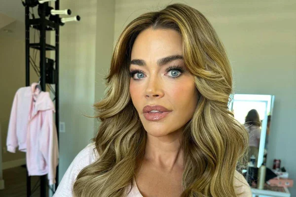 foto colorida de rosto de mulher loira de olhos claros - metrópoles