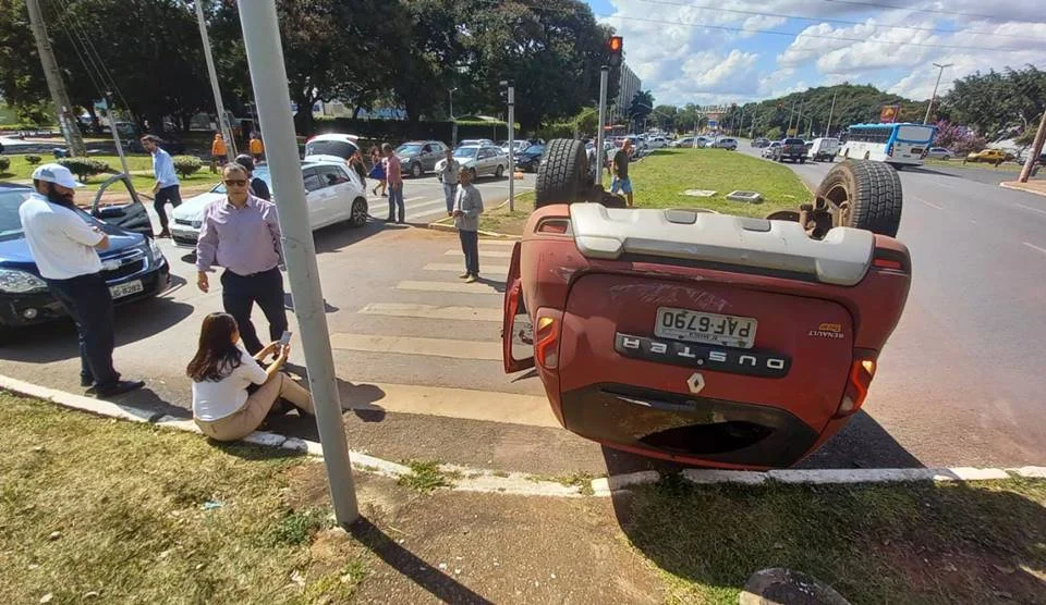 Motorista do carro vermelho foi levada ao hospital Motorista do carro vermelho foi levada ao hospital