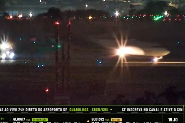 Avião Boeing 737 da Boliviana de Aviación voltou a Guarulhos após 30 minutos de voo e teve o pouso acompanhado por equipes de emergência - Metrópoles