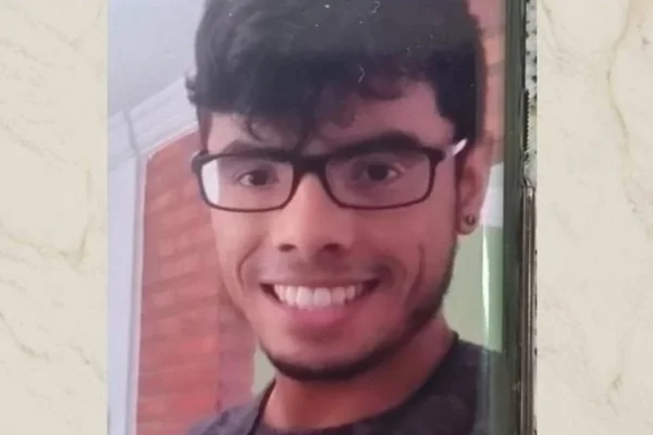 Foto colorida de jovem de 27 anos desaparecido em Minas Gerais