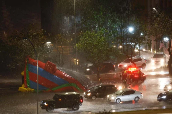 Chuva com vento derruba árvores e faz brinquedo inflável voar no centro de Brasília