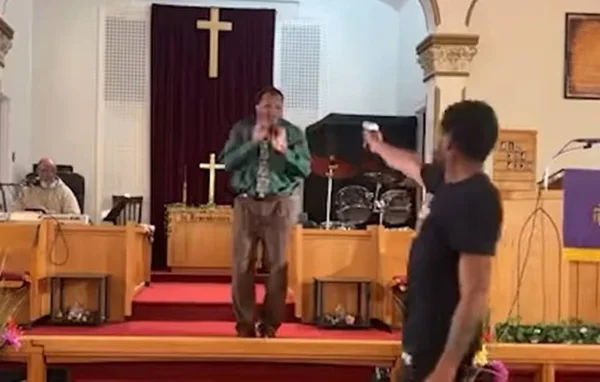 imagem colorida homem entra em igreja durante culto e atira contra pastor eua