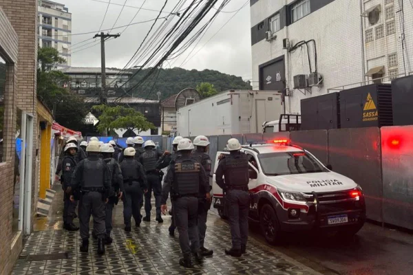 Imagens coloridas mostram policiais militares e uma viatura da PM ao lado do estádio do Santos, na Vila Belmiro
