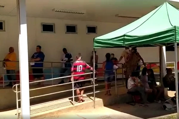 Pessoas fazem fila na Clínica da Família do Recanto das Emas