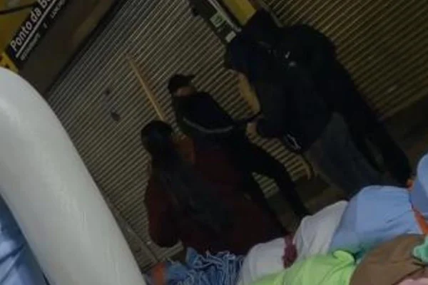 POLICIAIS MILITARES SE REÚNEM COM MULHER COM CADERNINHO DA EXTORSÃO DAS MILÍCIAS - METRÓPÓLES