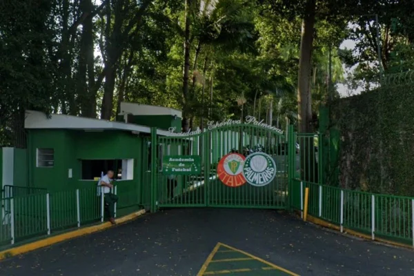 Imagem colorida de entrada do CT do Palmeiras. Metrópoles
