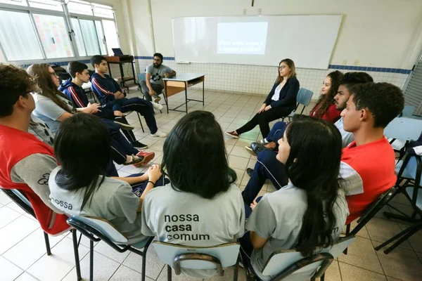 Alunos de Taguatinga restauram quadra após aulas de urbanismo
