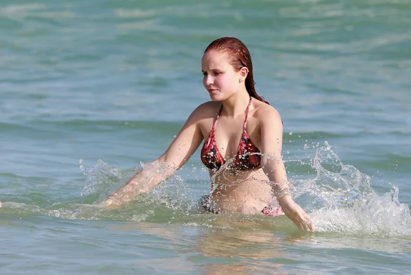Larissa Manoela de biquíni em praia no Rio de Janeiro