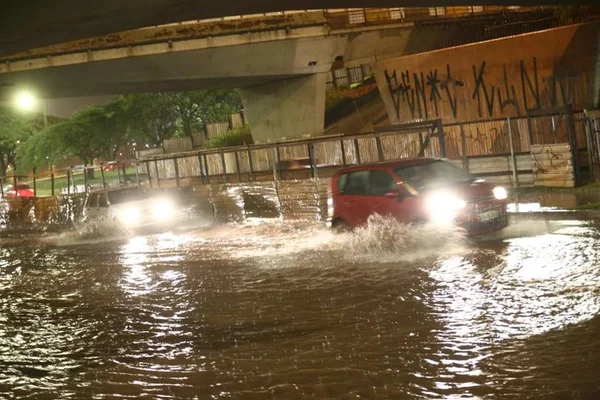 Temporal alaga vias do DF e BR-040. Chuva continua no Carnaval