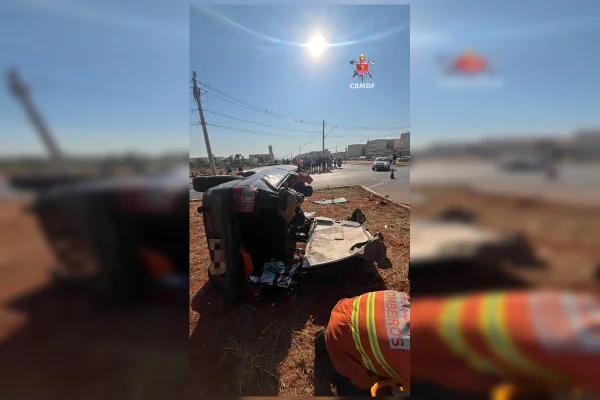 Acidente entre dois carros deixa motorista e passageira feridas no Paranoá