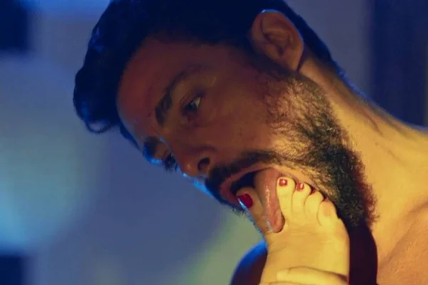 Cauã Reymond em cena de Ilha de Ferro