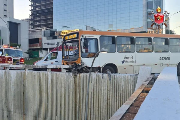 Ônibus branco com laranja batido em muro