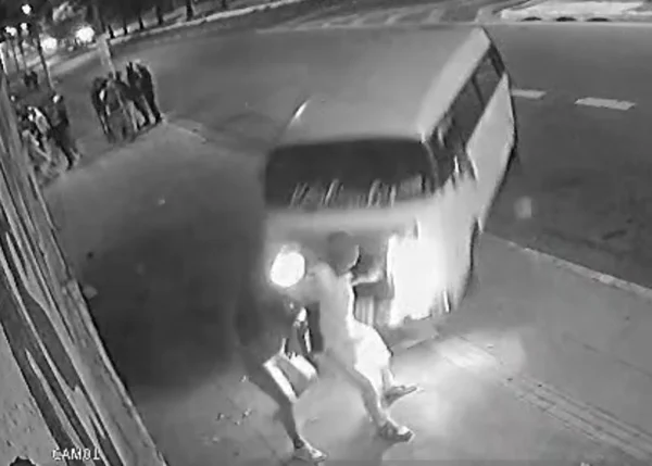 Imagem em preto e branco mostra Kombi atingindo casal em calçada - Metrópoles