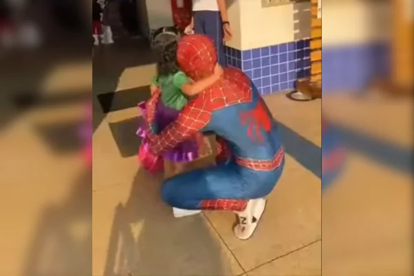 homem-aranha abraça menina