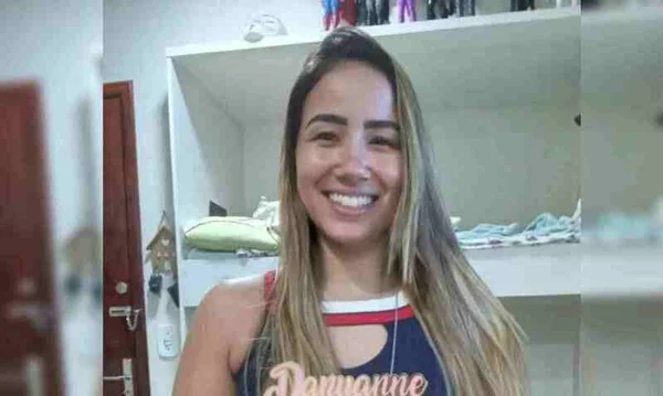 Danyanne sorrindo para foto