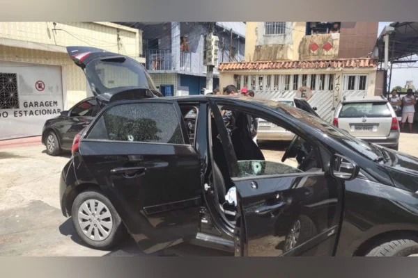 Adolescente é baleado dentro de carro de aplicativo em Manaus
