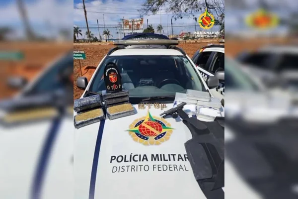 Drogas e arma em cima de viatura com brasão da PMDF - Metrópoles
