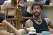 Shia se surpreende com pedido ousado de Michelle Barros Shia se surpreende com pedido ousado de Michelle Barros
