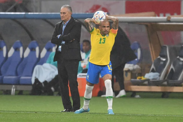 Com Dani Alves na ativa, Brasil deve ter 9 “trintões” na Copa do Mundo