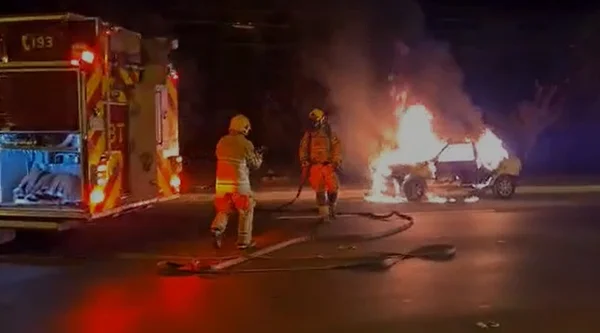 Carro pega fogo na Epia Norte