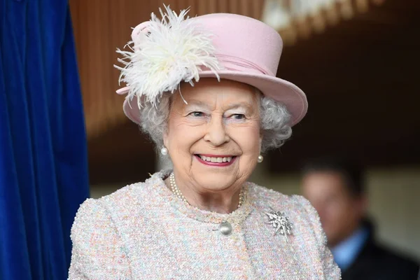 Rainha Elizabeth II aparece com a mão roxa em foto e internet especula