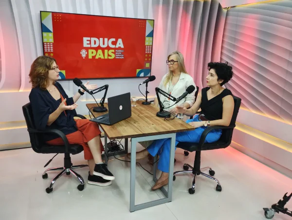 Foto colorida da gravação do oitavo episódio do videocast EducaPais - Metrópoles