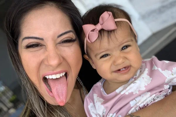 Mayra Cardi e filha