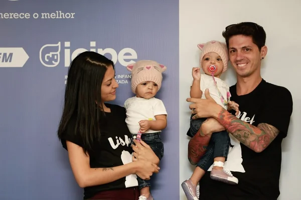 “Pensei que não pegaríamos elas de novo”, diz mãe de gêmeas siamesas