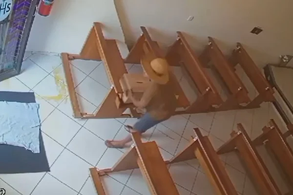Imagem colorida, Vídeo: homem invade igreja, rouba caixa de dízimo e acaba preso em MT - Metróples