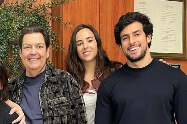 Foto colorida de Faustão, Lara Silva e Julinho Casares - Metrópoles