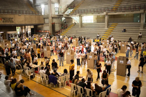 Cidadãos colombianos votam no dia das eleições presidenciais na Colômbia, em 31 de maio de 2026