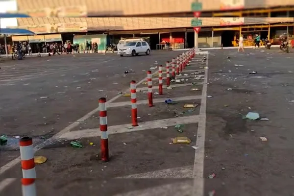 Fezes e vômito: sujeira após festa clandestina revolta feirantes no DF