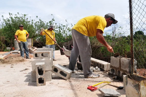 Muro é construído entre antigo Clube Primavera e quadras vizinhas