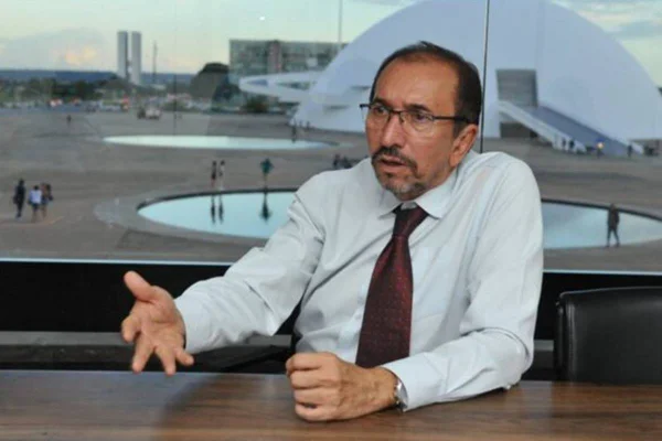 Após sanção de lei em memória a vítimas do comunismo, secretário pede demissão