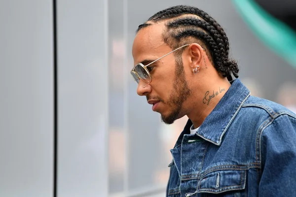 Lewis Hamilton detona quem ignora quarentena: “Irresponsáveis”