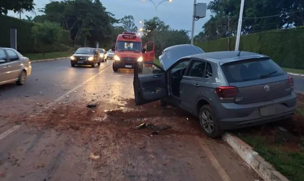 Motorista com sinais de embriaguez derruba poste em via do Lago Sul