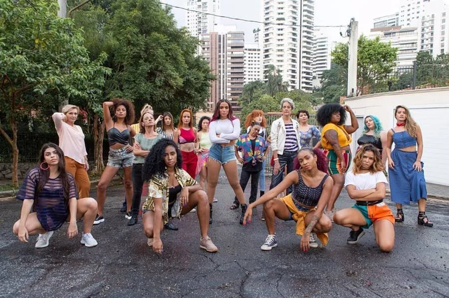 A primeira faixa, Atencíon, “mostra uma Anitta cheia de atitude, superindependente, que gosta de exaltar as outras mulheres” A primeira faixa, Atencíon, “mostra uma Anitta cheia de atitude, superindependente, que gosta de exaltar as outras mulheres”