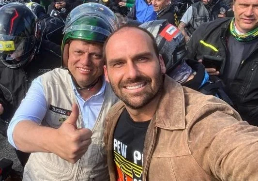 Ao lado de Tarcísio, Eduardo Bolsonaro faz piada com “pintou um clima”; áudio