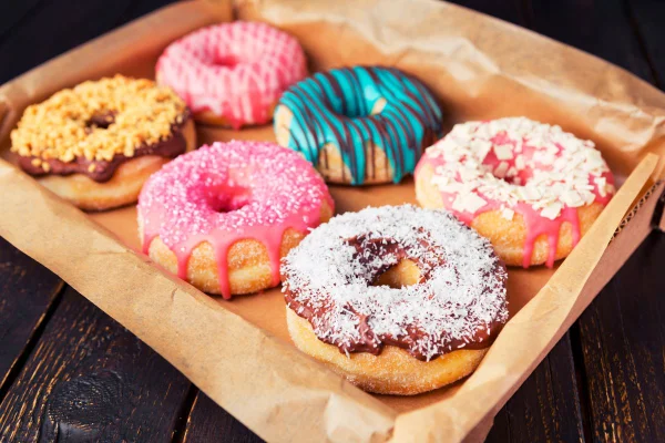 Rosquinhas coloridas em uma caixa
