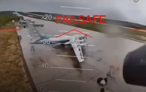Imagem colorida mostra drone atacando avião - Metrópoles