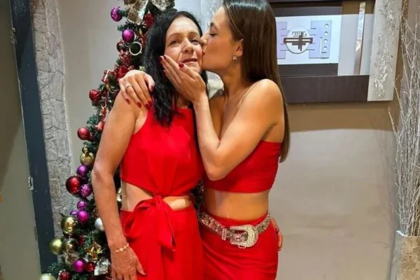 Foto colorida de Beatriz Reis e a mãe - Metrópoles