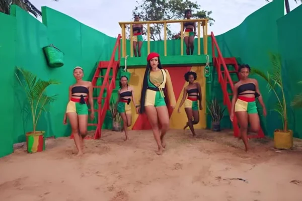 Fãs de Iza acusam cantores africanos de plagiar clipe da cantora