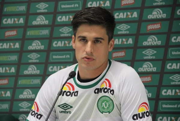 Pai de zagueiro da Chape critica ter que ir abraçar Temer no aeroporto