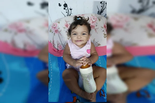 Bebê com síndrome rara tem saúde agravada devido à falta de acesso a medicamento de alto custo