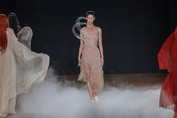 foto com cor. iris van herpen desfila primeiro vestido feito com plasma da história - metrópoles