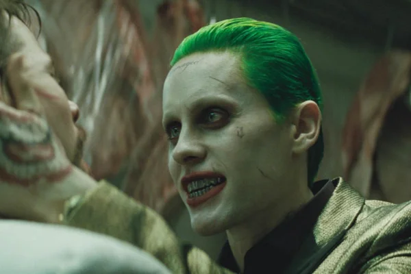 Cena colorida mostra Coringa no filme Esquadrão Suicida (2016) - Metrópoles
